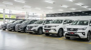 Berbagai jenis mobil rental Platinum Rentcar berjejer rapi MPV, SUV, dan sedan premium